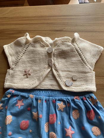 Es hat gut geklappt und ich hatte viel Freude beim Stricken. Den Kragen habe ich etwas abgeändert damit das Jäckchen besser zu der verspielten Hose passt. Vielen Dank! 🫶