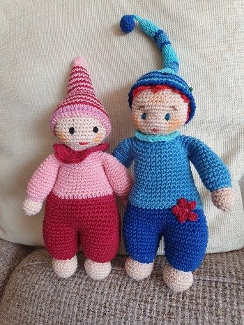 Das rote Püppchen ist babysicher, das blaue durch einige aufgenähte Details nicht. Ein Erwachsener hat es sich gewünscht.