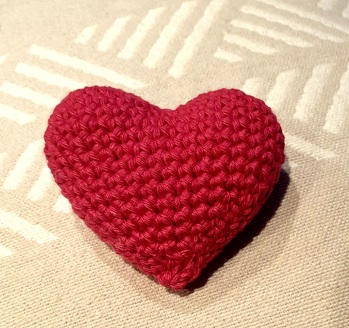 Schade, dass bei über 8000 Downloads bisher niemand ein Bild eingestellt hat.
Ich hole das jetzt gerne nach. Das Herz ist sehr schnell gehäkelt und einfach schön.