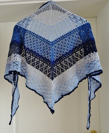 Es war wirklich eine Freude, dieses Tuch zu arbeiten, danke für die tolle Anleitung!
Mein Tuch habe ich mit verschiedenfarbigen Filethäkelgarnen gearbeitet, und mit Nadel 2.5.
Daher ist es nicht so groß geworden, aber ich habe es etwas erweitert, indem ich das letzte Muster breiter gemacht und dann eine feste Borte hinzugefügt habe.
Ich folge jetzt auch der FB-Seite, mal sehen, was ich da noch so finde und dann hier herunterladen kann. ;)