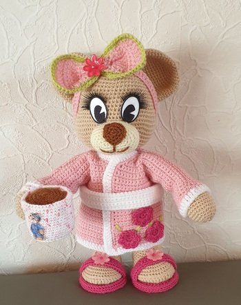Mein Guten-Morgen-Teddy!!! Hat richtig Spaß gemacht, tolle Anleitung.  Ich habe die Ohren ein bisschen abgeändert, sah mir im Original zu sehr nach Maus aus. Da kommt definitiv noch ein zweiter dazu.