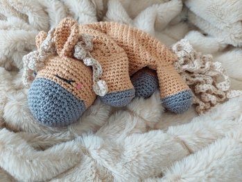 Pferdchen Nr 2 ist fertig!
Und das Ergebnis ist entzückend, bin wieder schockverliebt. So niedlich.
Für die Anleitung gibt's 10 Punkte :-)
Anbei meine Arbeit u Foto!