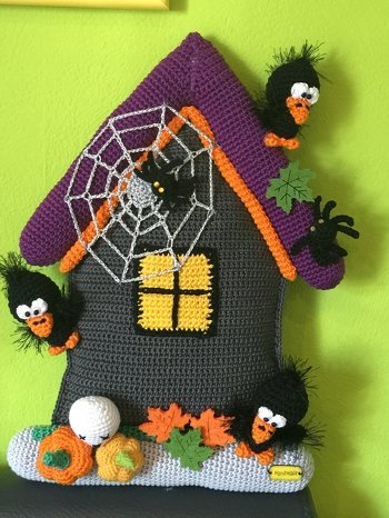 Hallo, nach 2 Vogelhäuschen gibt es zu Halloween ein Geisterhaus. Das Haus bekommt auch noch eine Lichterkette.
Die Anleitung ist einfach perfekt.