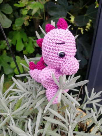 Eine sehr gute Häkelanleitung. Ich bin gut zurecht gekommen und der Dino gefällt mir