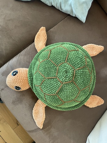Sehr gute, ansprechende und verständliche Anleitung mit süssem Ergebnis!
Ich habe Chenillegarn genommen und konnte Schildi mit einem runden 30cm-Kissen füllen.
