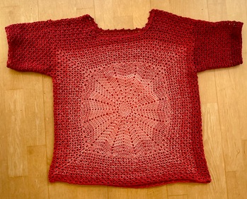 Prima Anleitung, lässt sich gut häkeln. Ich habe für Größe XL -46 wegen der Symmetrie zwei 4 -fädige Bobbel (Sultan Deluxe von Hobbii) verwendet und ca. 250 g benötigt.