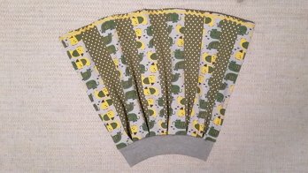 Die Vorbereitung des Stoffes und das Zusammennähen haben relativ viel Zeit in Anspruch genommen.Ich habe allerdings noch 4 Streifen mehr eingearbeitet, sodass das Röckchen mehr Weite bekommen hat. Hilfreich ist beim Nähen der Falten ein zum Fixieren geeignetes Klebeband.