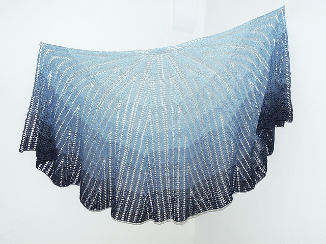 „Flowing Beams“ - ein halbrundes Häkeltuch