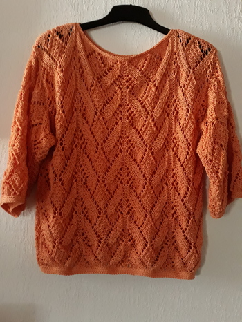 Ich hatte viel Spaß bei diesem Ajourmuster,
Der Pulli fällt schön locker.