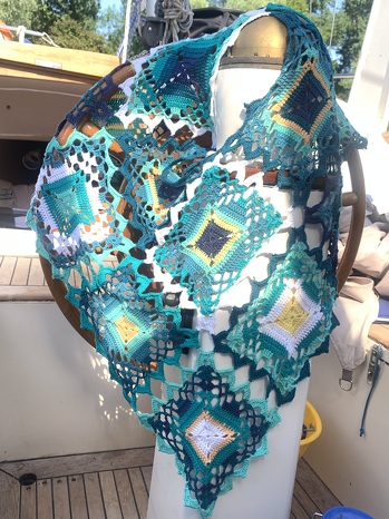 Dieser Poncho hat mir auf Anhieb gefallen! Die Beschreibung ist gut, die zwei Seiten haben mir völlig gereicht.
Ich hasse es Teile zusammenzunähen, so gegen Ende, als ich schon einige zusammengenäht hatte (ich musste noch einige Quadrate häkeln, wegen der Farbzusammenstellung) bin ich auf die Idee gekommen, dass ich ja gleich an die Pikots anhäkeln kann. Das war echt gut.  Ich habe verschiedenen Blau/Grün/Gelb-Töne der Baumwolle Rainbow 8/4 von Hobbii genommen und mit 3,5 Nadelstärke locker gehäkelt.
#Sommer #Poncho #Häkeln