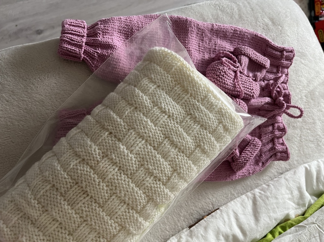 Baby pants - 3 sizes - knitting pattern
