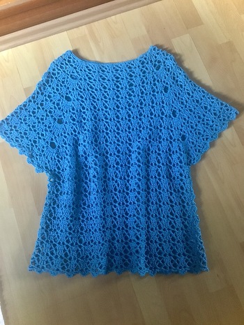 Sehr schöne und ausführliche Anleitung. Ich habe das Shirt als Tunika gehäkelt. Mit einem weißen Top darunter und hellen Hosen ist man chic angezogen. Das Garn ist Baumwolle/Buretteseide.
Vielen Dank für die tolle Anleitung.🌸