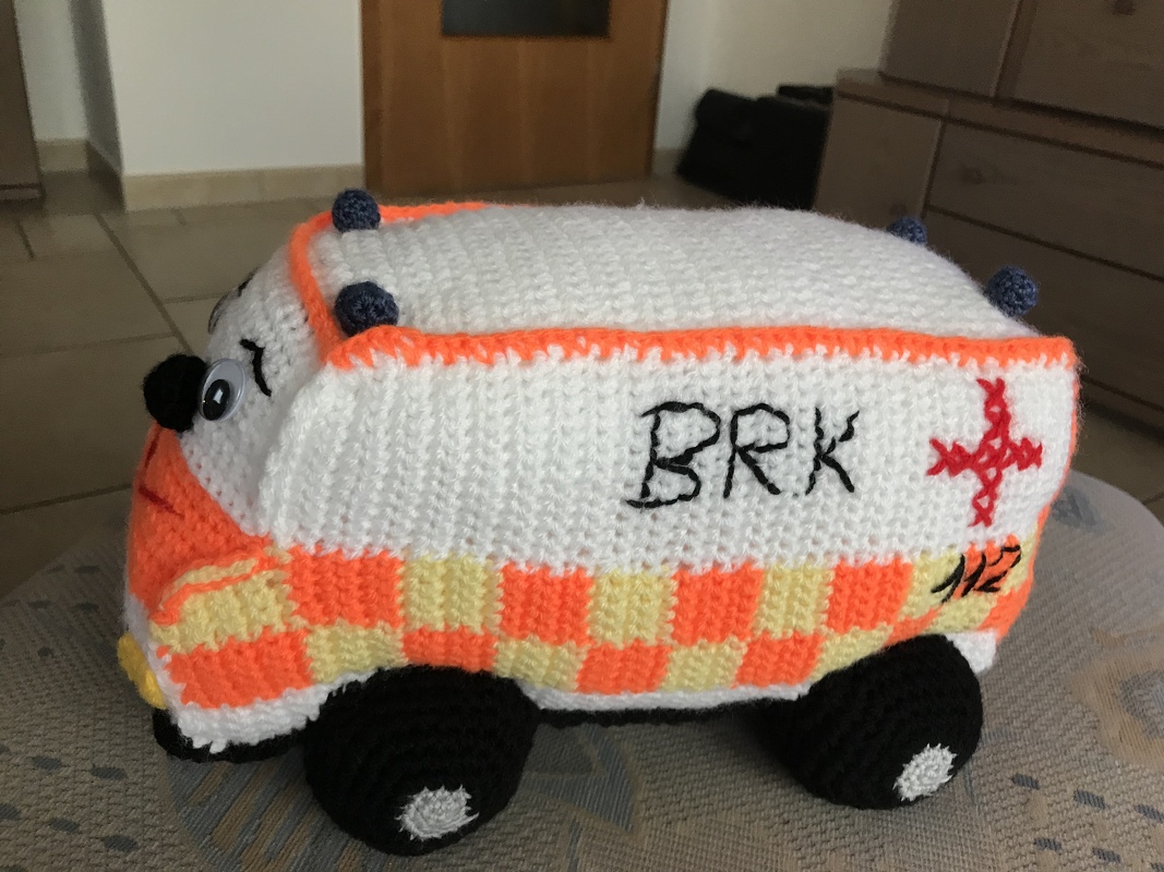 Häkelanleitung Krankenwagen zum Kuscheln