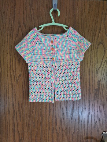 Hallo, ich habe mich mal an einem anderen Kleidungsstück probier als Mützen und Schal.😅
Meine kleine wollte allerdings keine Arme🤷🏼‍♀️.Ich hab das ganze dann so gelassen ,also eine Weste ohne Ärmel.
Umhäkelt habe ich den Rand zuerst wie in der Anleitung, und dann weil ich es schöner fand noch mal eine Reihe mit Krebsmachen.