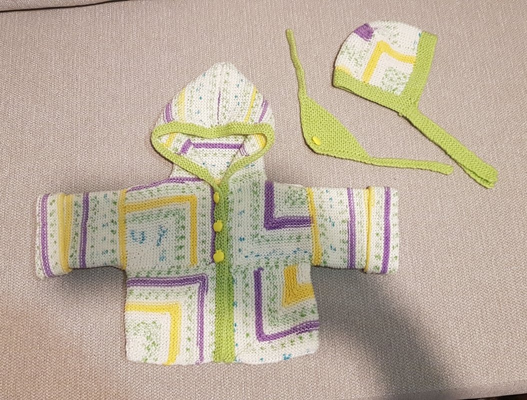 Kapuzen Babyjäckchen im Patchworkdesign