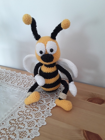 Danke für die tolle Anleitung. Das Bienchen lässt sich super häkeln und sieht sooo süß aus.