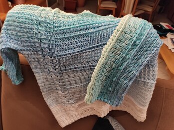 Eine tolle leicht verständliche Anleitung, die sehr gut nachzuarbeiten ist. Ich habe diesen Pulli sehr gerne gehäkelt.