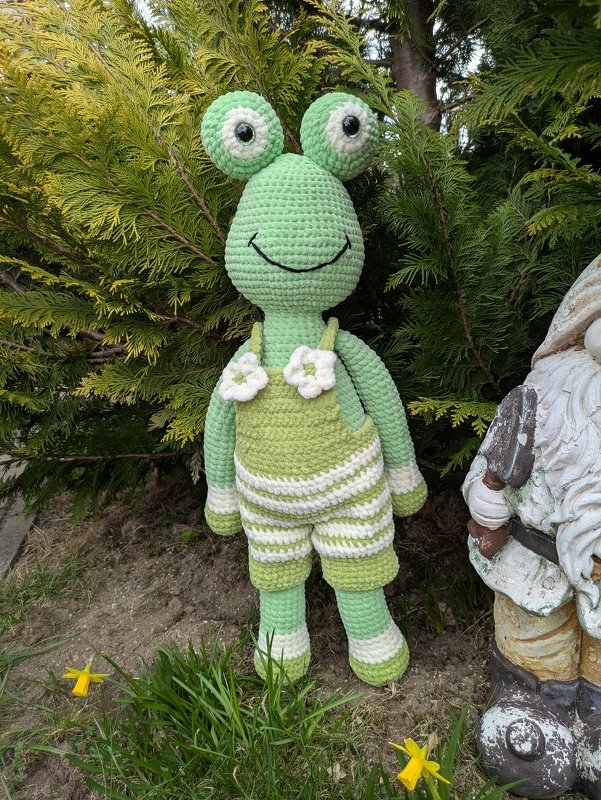 Froggy - crochetpattern frog in overalls