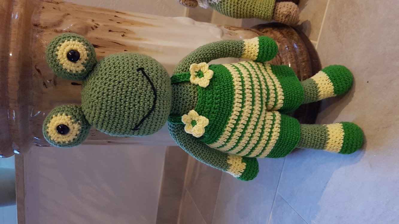 Froggy - crochetpattern frog in overalls