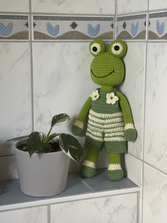 Froggy - crochetpattern frog in overalls