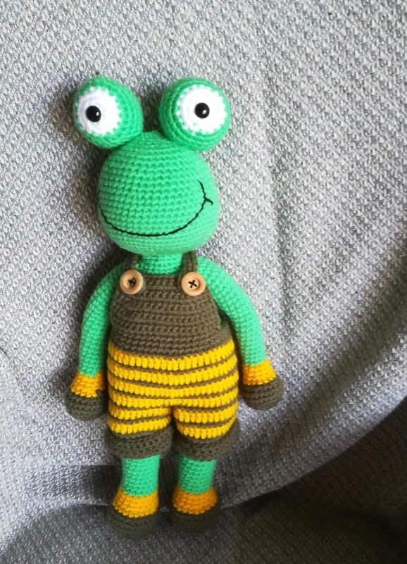 Froggy - crochetpattern frog in overalls