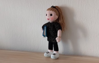 Die Lehrerin ist fertig, sie trägt gern schwarz. Hoffentlich gefällt's.
Tolle AL vielseitig verwendbar.