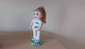 Hat Spaß gemacht
AL leicht zu verstehen.Hab Sonja mit kleinen Veränderungen gehäkelt,Schuhe,Hose. Wird ein Geschenk, ist schnell gemacht. Vielen Dank für die schöne AL. Jetzt mußich noch eine Lehrerin machen.