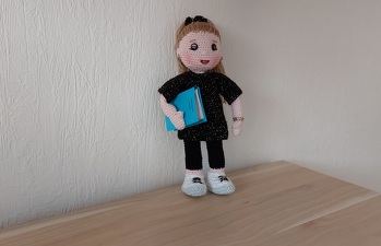 Die Lehrerin ist fertig, sie trägt gern schwarz. Hoffentlich gefällt's.
Tolle AL vielseitig verwendbar.