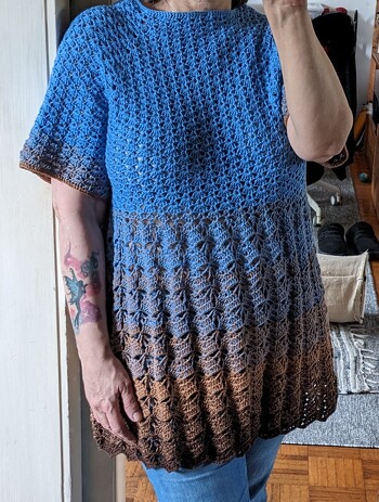 Eine tolle Anleitung. Ich habe die Tunika ca. in Größe 42/44 gehäkelt und schön lang.
Das war der Wunsch meiner Schwester.
Verbraucht habe ich knapp 1.500m, NS 4