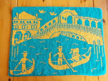 Es hat total Freude gemacht, dieses Tischset zu stricken. Es wird eine Geschenk zu Weihnachten, eventuell mach ich ein Kissen draus.