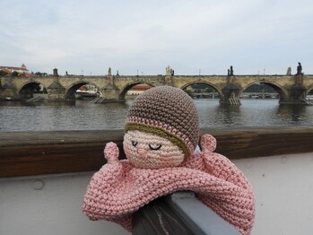 mein Engelchen begleitete uns beim Städtetrip nach Prag, damit es unserem Enkelkind viel zu erzählen hat. Die Anleitung war einfach toll und es wird sicher nicht das letzte Engelkind sein, auch wenn die_ masche_mit_herz  noch viele andere niedliche Figuren anbietet.