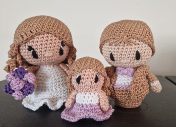 Mega süß, hab es für meine Cousine zur Hochzeit gemacht. Noch eine Mini Braut für ihre Tochter dazu.