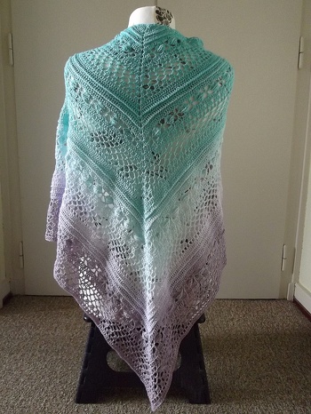 Mein Tuch ist 195 x 85cm groß und ich hatte keine Probleme beim häkeln.