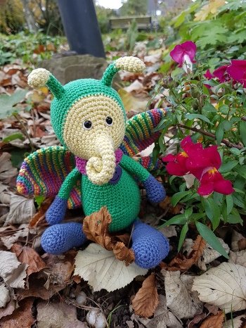 Da ich ein absoluter Bentie-Fan bin, durfte natürlich dieser tolle Schmetterling in meiner Sammlung nicht fehlen.
Wie alle Anleitungen von Andrea ein absolutes Highlight und ich finde, das Foto spricht für sich!
Danke für diese tolle Anleitung, meine Liebe❣