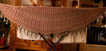 Ich habe das Tuch mit dem Garn Alpaca Mix fine und einem Mohairfaden gestrickt. Es ist kuschelig weich. Es ist immer wieder eine Freude nach einer Anleitung dieser Designerin zu arbeiten.