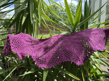 Sehr schöne Anleitung, das eine oder andere Mal musste ich wie schon in der Anleitung beschrieben zurückstricken. Der Aufwand hat sich aber definitiv gelohnt.