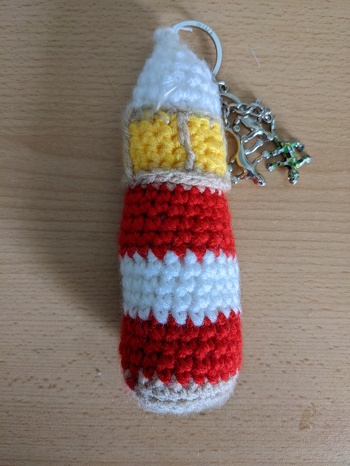 Mein Turm ist etwas größer als ein Schlüsselanhänger. Ich hatte nicht die passende wolle vorhanden.
Schwierig war für mich an den Farbwechsel. Hier habe ich keine ordentliche Reihe. Daran muss ich noch arbeiten. Das ist auch fast mein erster Versuch und dafür gefällt der Turm mir gut.