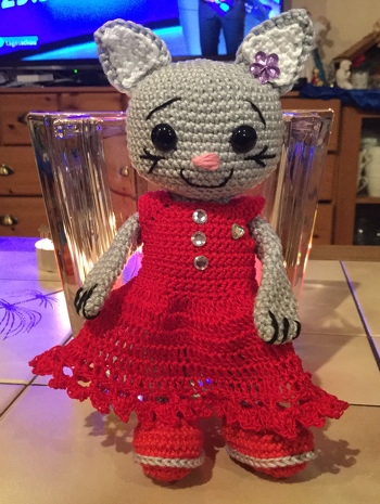 Noch ein kleines Foto meines kleinen Geschenkes. Mieze zeigt Fuß...