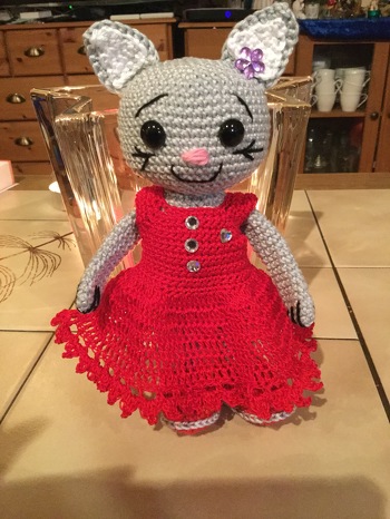 Eine kleine Freude für eine Dame die Katzen liebt... damit ging ich auf suche nach einer Anleitung. Die Katze im roten Kleid gefiel mir. Anleitung gekauft und gleich losgelegt. Das Kätzchen war schnell gefertigt, aber das Kleid ist etwas umständlich geschrieben. Leicht von mir abgeändert, aber trotzdem schön wurde es dann. Flexibilität hat einen hohen Stellenwert ????????