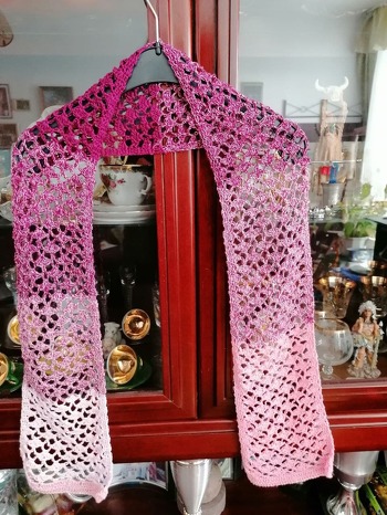 Bei mir ist er 17cm x 145cm geworden - als Resteverwertung eines 3-fädigen Bobbel.