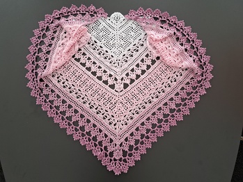 Tolle Anleitung, man freut sich auf jedes neue Muster beim Häkeln. Alles perfekt erklärt. Die Maschenkontrollen helfen, wenn man sich unsicher ist. - 3-fädig, NS 3, Wunschbobbel von Bobbel-Scheune aus weiss-babyrosa-amethyst, Verbrauch ca. 730 m