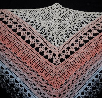 Die Anleitung war sehr leicht verständlich, wie immer bei Caro. Hab am Anfang mal Hilfe benötigt, war aber letztendlich mein Fehler. Danach ist alles reibungslos gewesen. Ich arbeite am liebsten nach Häkelschrift, das ist top erklärt. Hab die Blumensträuße am Ende um 1 Satz erweitert und das 9. Schlingenmuster etwas abgeändert, ansonsten strikt nach Anleitung. Hat Spaß gemacht und das Tuch ist wunderschön geworden. Vielen Dank für die tolle Anleitung