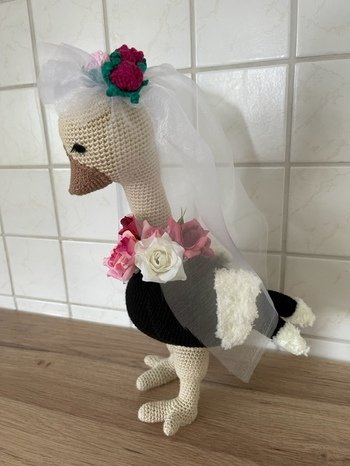 Die Anleitung ist verständlich geschrieben und lässt sich gut nacharbeiten. Ich habe nur den Blumernstrauß durch Seidenblumen ersetzt.