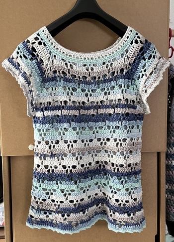 Sehr schöne Anleitung. Ich habe mir schon Nachschub an Wolle gekauft, um noch ein weiteres Shirt zu machen.