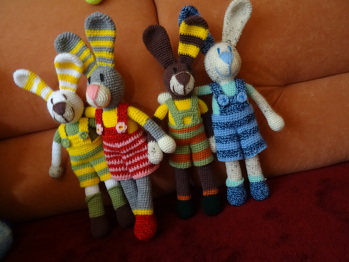 Das sind Toni, Tina, Tuc und Tim. Tom lässt sich ja gut variieren.
Sie werden hoffentlich den Kindern bei der Tagesmutter unseres
Nachbar- Zwerges Freude machen.