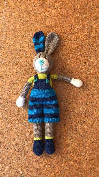 Hallo, ich habe den Hasen für meine Enkeltochter gehäkelt.
War sehr gut beschrieben und ließ sich gut nacharbeiten.
Er hat allen gut gefallen und ich werde noch einen in anderen Farben häkeln. 👍👏