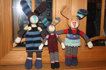 Eine tolle Anleitung für diese niedlichen Hasen!
Es wurde dann gleich eine ganze Familie :)
Hase Tom mit Lena und Sam...