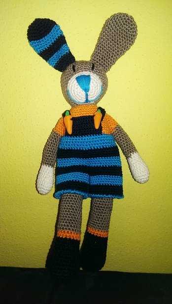 Sehr gute, verständliche Anleitung. Hat richtig Spaß gemacht und mein Neffe liebt seinen Hasen. Die Karottenknöpfe habe ich aus Fimo selbst gemacht.