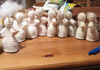 Gehäkelt aus Garn mit Glitzerfaden, das Garn hat einen sehr diskreten Farbverlauf. Die Anleitung kann man nach dem ersten Engel auswendig.