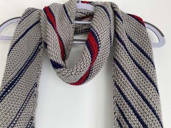 Mein kraus rechts gestrickter Maritimer Schal Mikrofaser
Länge ca. 185cm
Breite ca. 24cm
HAUTFREUNDLICH: nicht kratzend angenehm weich für Allergiker und Personen, die empfindlich auf Wolle reagieren.
UNISEX: zeitloses maritimes Design in für Männer und Frauen eignet.
GANZJÄHRIG tragbar